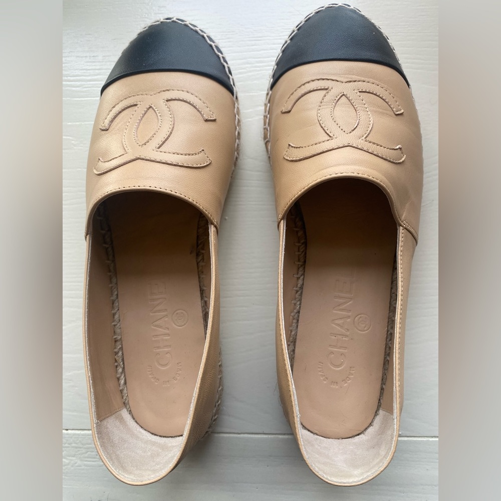 CHANEL Beige and Black Leather Espadrille Flats with CC Logo - Picture 2 of 6